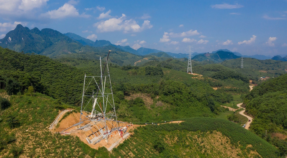 Toàn cảnh công trường thi công vị trí cột VT93 qua Bảo Yên, tỉnh Lào Cai. Địa hình đồi núi hiểm trở, thời tiết thất thường đặt ra nhiều thách thức đối với các đơn vị thi công. (Ảnh: THÀNH TRUNG) 518079062-1495706491851533-6778368805565469071-n.jpg