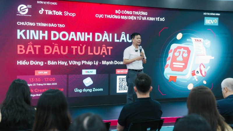 Ông Nguyễn Hữu Tuấn, Giám đốc Trung tâm Phát triển Thương mại điện tử và Công nghệ số (eComDX), Cục Thương mại điện tử và Kinh tế số (Bộ Công thương) tại chương trình đào tạo với chủ đề “Kinh doanh dài lâu - Bắt đầu từ luật”. (Ảnh: BCT) c01a4334a77-4076.jpg