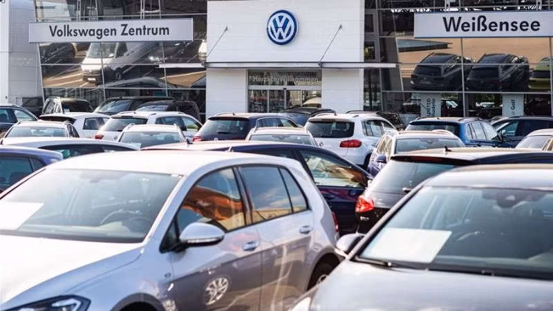 Xe ô-tô trưng bày tại một đại lý xe hơi Volkswagen ở Berlin, Đức. (Ảnh: Xinhua)