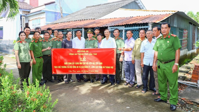 Khởi công xây dựng nhà ở tặng hội viên Hội Cựu Công an nhân dân thành phố Cần Thơ. (Ảnh: Bộ Công an) h1-2-6617.jpg