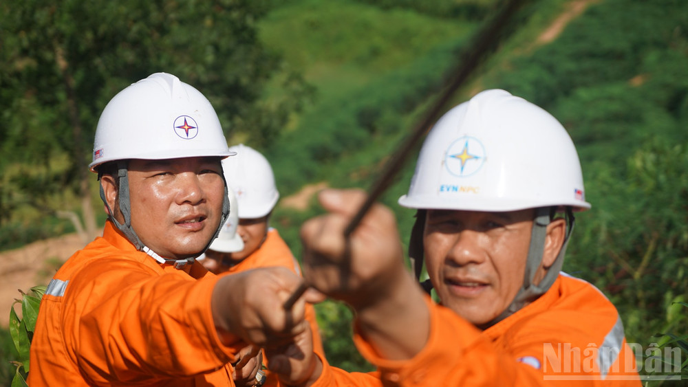 Cán bộ, công nhân viên ngành điện không quản ngại vất vả, quyết tâm hoàn thành đúng tiến độ công trình. (Ảnh: TRUNG HƯNG) ndo_br_dsc02374-4457.jpg