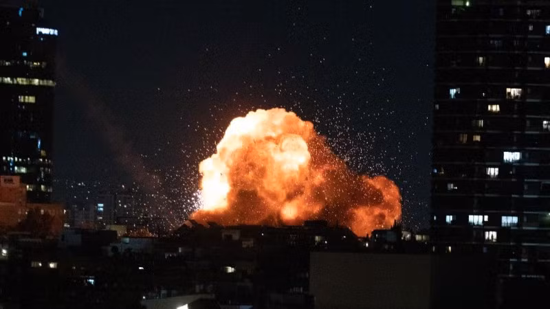 Một vụ nổ trong cuộc tấn công bằng tên lửa của Iran vaò trung tâm thành phố Tel Aviv, Israel, ngày 28/2/2026. (Ảnh: Xinhua)