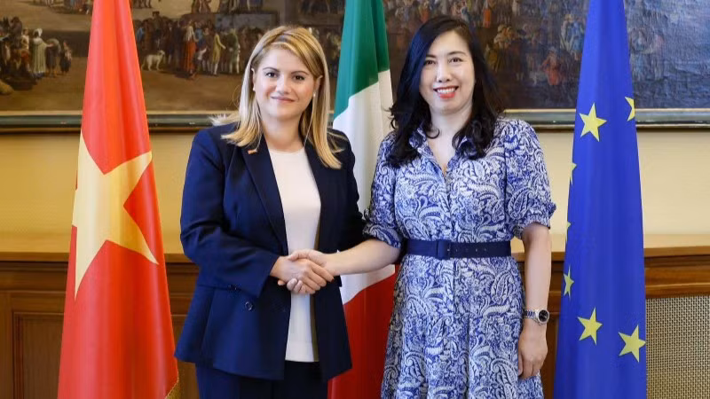 Thứ trưởng Ngoại giao Lê Thị Thu Hằng và Thứ trưởng Ngoại giao và Hợp tác quốc tế Italia Maria Tripodi. (Ảnh: Bộ Ngoại giao)