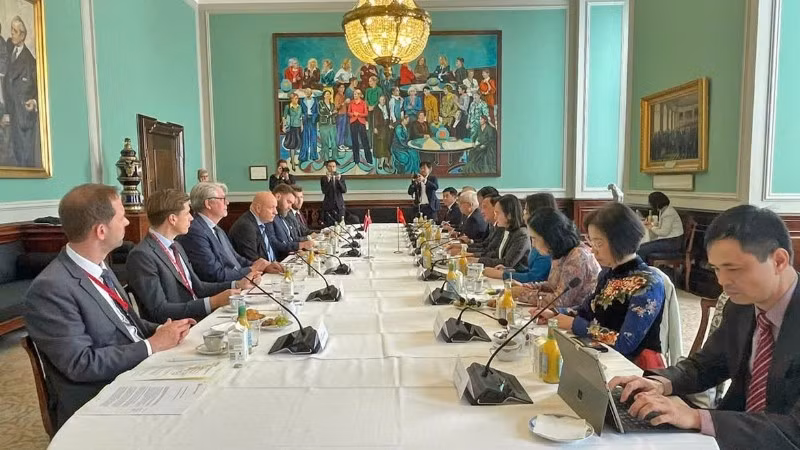 Phó Chủ tịch Quốc hội Nguyễn Khắc Định và Đoàn đại biểu Quốc hội Việt Nam hội kiến Chủ tịch Quốc hội Đan Mạch Soren Gade và Phó Chủ tịch Quốc hội Đan Mạch Karsten Honge. (Ảnh: daibieunhandan.vn)