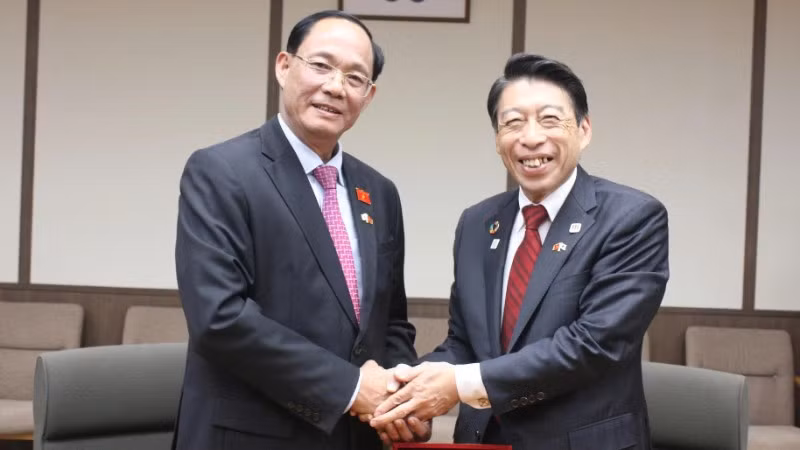 Phó Chủ tịch Quốc hội Trần Quang Phương (trái) và Thống đốc tỉnh Fukuoka Hattori Seitaro. (Ảnh: VOV)