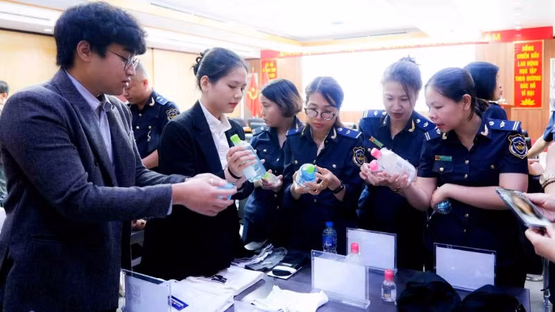 Hướng dẫn phân biệt hàng thật, giả trong khuôn khổ hội thảo. (Ảnh: Cục Hải quan)
