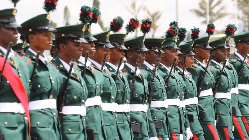 Binh sĩ Nigeria tham gia cuộc diễu hành kỷ niệm Quốc khánh Nigeria tại Abuja, Nigeria. (Ảnh: Xinhua)