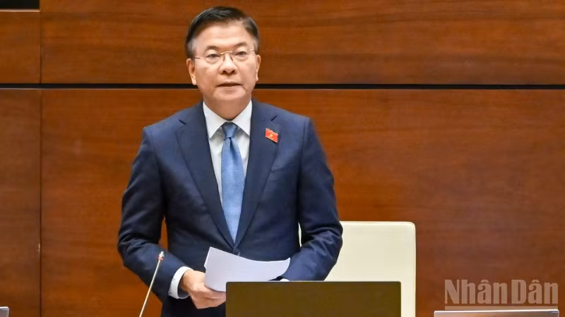 Phó Thủ tướng Chính phủ Lê Thành Long phát biểu giải trình, làm rõ các nội dung đại biểu Quốc hội nêu tại phiên thảo luận. (Ảnh: THỦY NGUYÊN)