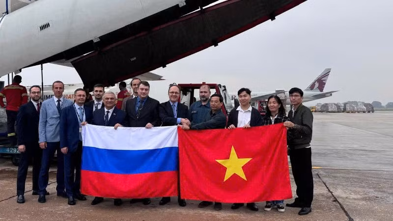 Đại sứ Liên bang Nga tại Việt Nam Gennady Bezdetko trao số hàng viện trợ cho đại diện Cục Quản lý đê điều và Phòng, chống thiên tai. (Ảnh: Đại sứ quán Liên bang Nga tại Việt Nam)