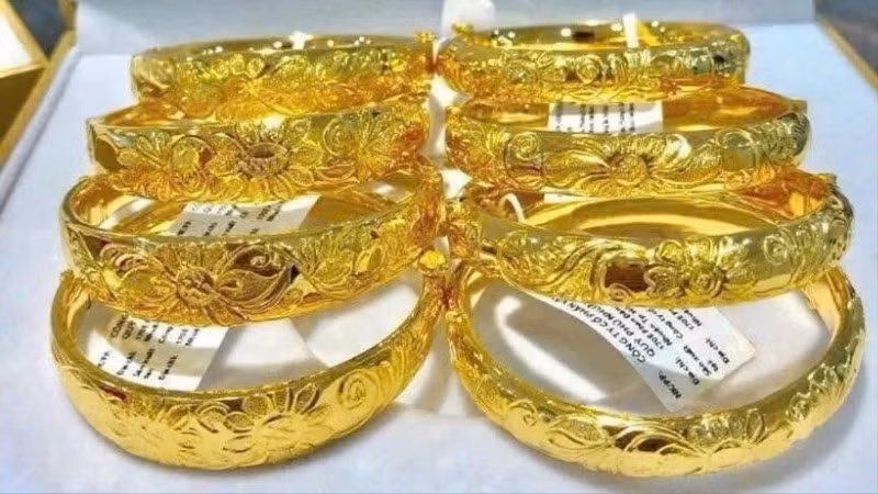 Vàng trang sức được bày bán tại một cửa hàng kinh doanh vàng. (Ảnh: TTXVN)
