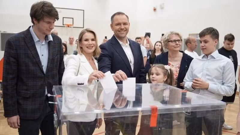 Ông Karol Nawrocki (giữa) bỏ phiếu bầu Tổng thống vòng 2 tại điểm bầu cử ở Warszawa, Ba Lan, ngày 1/6/2025. (Ảnh: Xinhua)