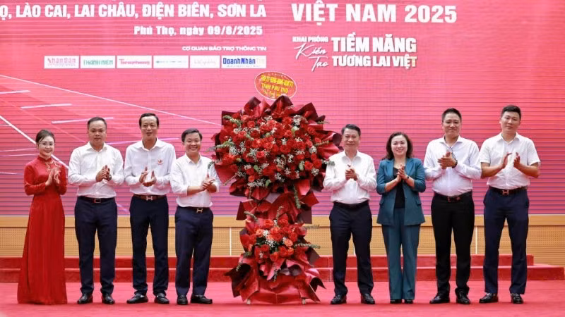 Lãnh đạo tỉnh Phú Thọ chúc mừng Hội Doanh nhân trẻ.