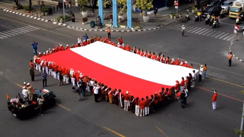 Quốc kỳ Indonesia trong lễ kỷ niệm lần thứ 80 Quốc khánh Indonesia tại Surakarta, Trung Java, Indonesia, ngày 17/8/2025. (Ảnh: Xinhua)
