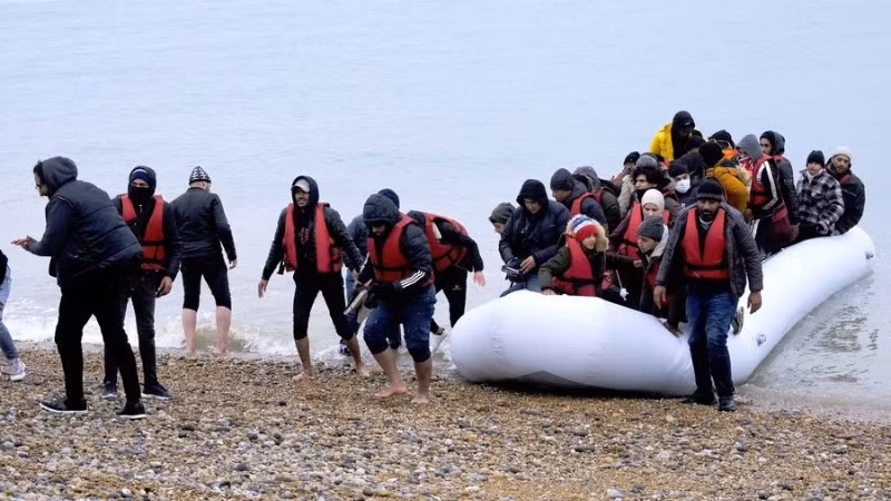 Những người di cư tới bãi biển Dungeness, Anh. (Ảnh: Xinhua)
