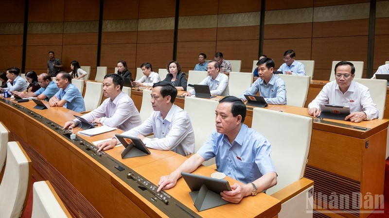 Các đại biểu Quốc hội tiến hành biểu quyết thông qua Luật sửa đổi, bổ sung một số điều của Luật Tổ chức viện kiểm sát nhân dân. (Ảnh: DUY LINH) ndo_br_bieu-quyet-luat-kiem-sat.jpg