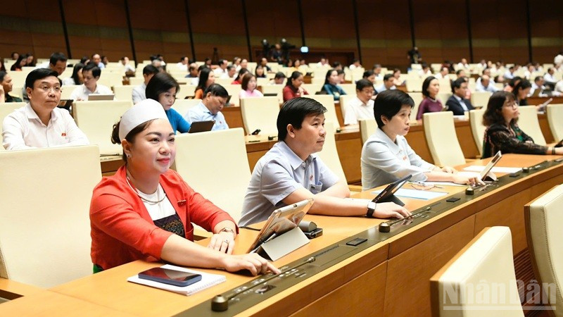 Các đại biểu Quốc hội biểu quyết thông qua Nghị quyết của Quốc hội về Chương trình giám sát của Quốc hội năm 2026. (Ảnh: DUY LINH)