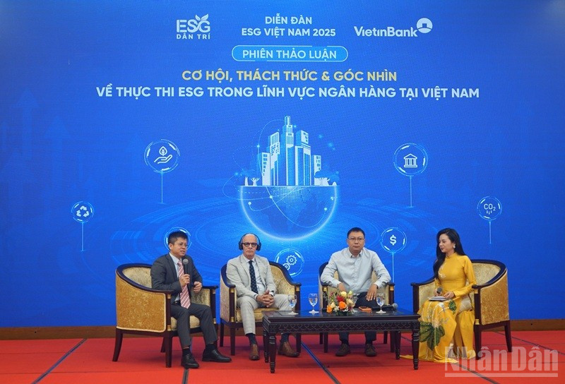 Các chuyên gia, diễn giả thảo luận về các vấn đề liên quan ESG tại hội thảo. (Ảnh: TRUNG HƯNG) ndo_br_dsc02294.jpg