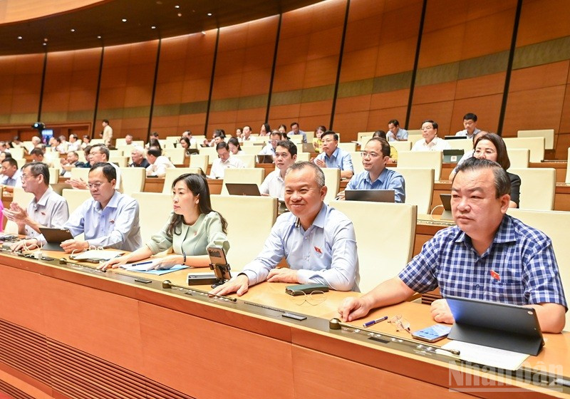 Đại biểu Quốc hội tiến hành biểu quyết thông qua Luật sửa đổi, bổ sung một số điều của Luật Tiêu chuẩn và quy chuẩn kỹ thuật. (Ảnh: DUY LINH) ndo_br_bieu-quyet-luat-tieu-chuan-ky-thuat-1.jpg