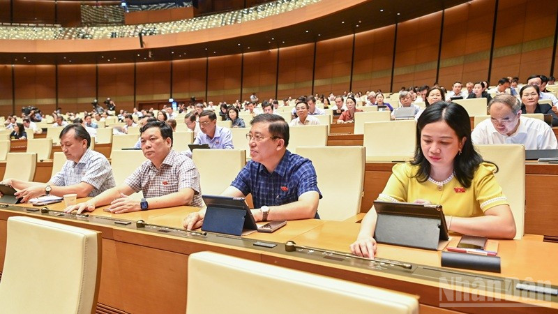 Các đại biểu Quốc hội bấm nút thông qua Luật Thuế tiêu thụ đặc biệt (sửa đổi). (Ảnh: DUY LINH)