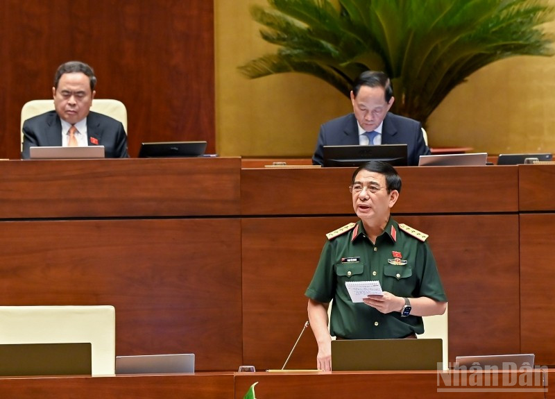 Bộ trưởng Quốc phòng Phan Văn Giang phát biểu tiếp thu, giải trình ý kiến của đại biểu Quốc hội nêu tại phiên họp. (Ảnh: DUY LINH) ndo_br_bnd-6648.jpg