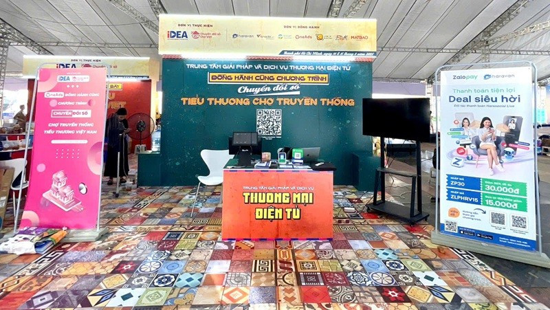 Chương trình có nhiều hoạt động trưng bày và trải nghiệm thanh toán số như mã QR, ví điện tử, thẻ không tiếp xúc…, hỗ trợ thiết thực cho tiểu thương, hộ kinh doanh. (Ảnh: BTC) 1b8894c785f.jpg