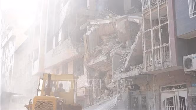 Những tòa nhà tại Tehran, Iran bị phá hủy sau các cuộc không kích của Israel ngày 13/6/2025. (Ảnh: THX/TTXVN)