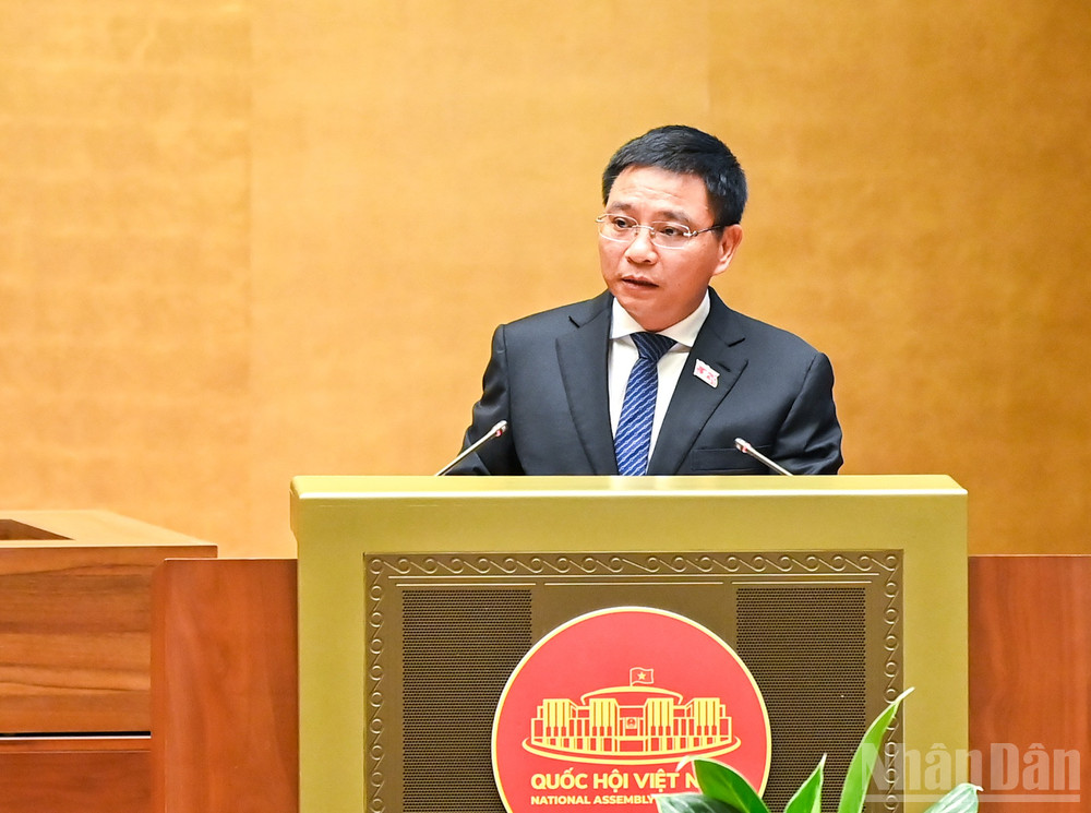 Bộ trưởng Tài chính Nguyễn Văn Thắng trình bày dự thảo Nghị quyết của Quốc hội về Trung tâm tài chính quốc tế. (Ảnh: DUY LINH) ndo_br_bt-nguyen-van-thang.jpg