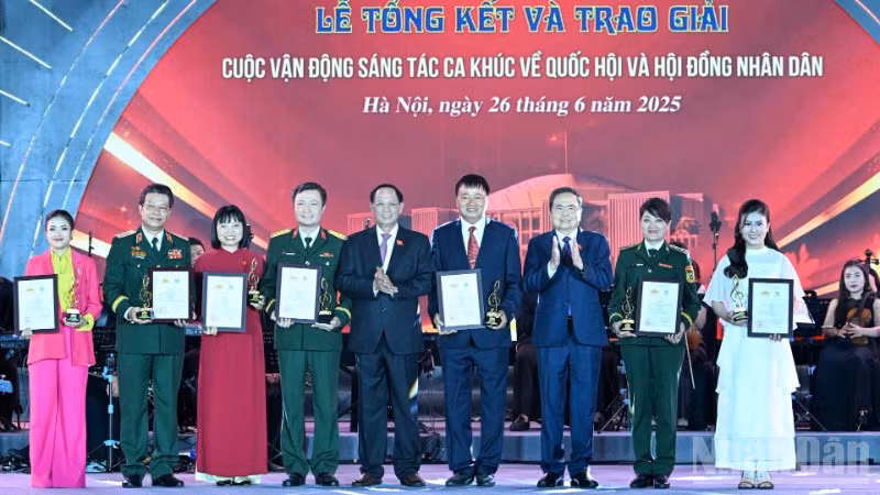 Chủ tịch Quốc hội Trần Thanh Mẫn và Phó Chủ tịch Quốc hội Trần Quang Phương trao cúp và giấy chứng nhận cho 5 tác giả, nhóm tác giả đạt Giải B. (Ảnh: DUY LINH)