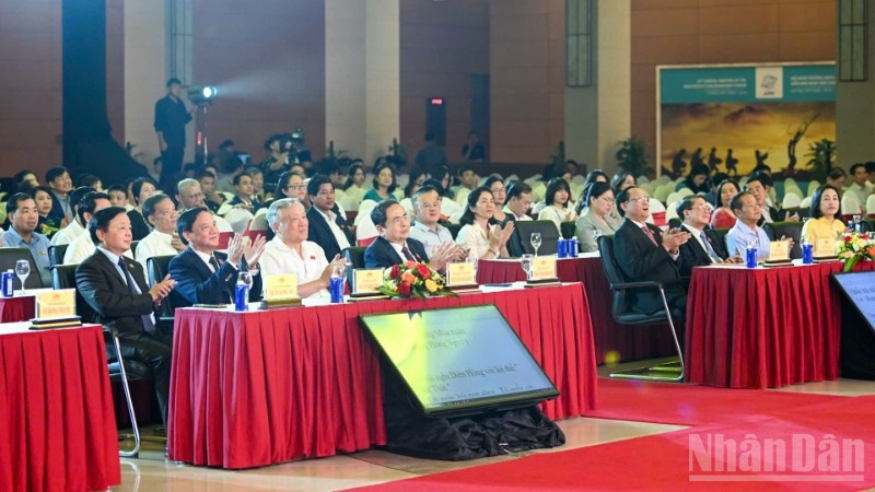 Chủ tịch Quốc hội Trần Thanh Mẫn và các đại biểu dự buổi lễ. (Ảnh: DUY LINH) ndo_br_z6745120424444-21e52178ee80777e447abf8276f7f456-3500.jpg