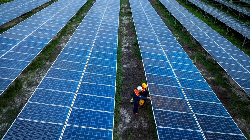 Công nhân bảo trì tấm pin mặt trời tại trang trại điện mặt trời Phong Phú (Solarcom). (Ảnh: GIZ) firesho.jpg