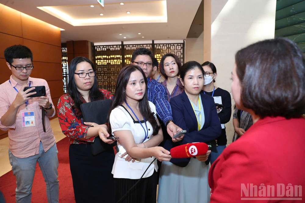 Các phóng viên báo chí tác nghiệp trên hành lang Quốc hội. ndo_br_1e95f557ace8.jpg
