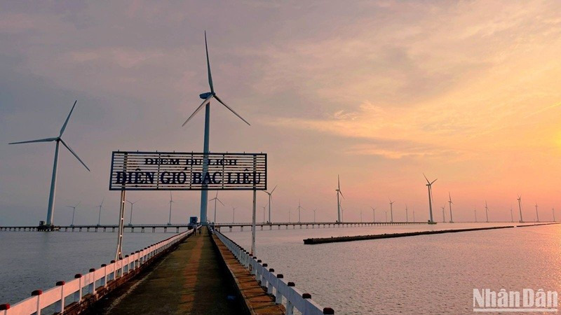 Các trụ turbine nhà máy điện gió Bạc Liêu. (Ảnh: MỸ HẠNH) 5-4158.jpg