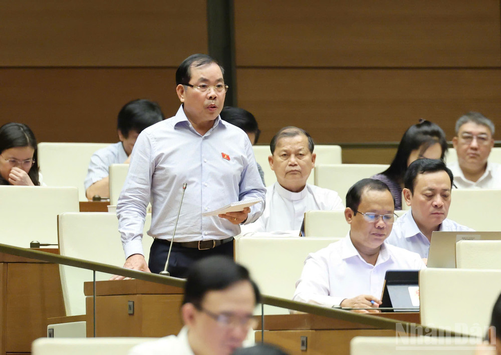 Đại biểu Nguyễn Quang Huân (Bình Dương) phát biểu. (Ảnh: DUY LINH) ndo_br_nguyen-quang-huan-binh-duong.jpg