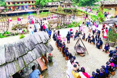 Bản du lịch cộng đồng Cát Cát là điểm đến yêu thích của nhiều du khách trong nước và nước ngoài. (Ảnh CÔNG HẢI)