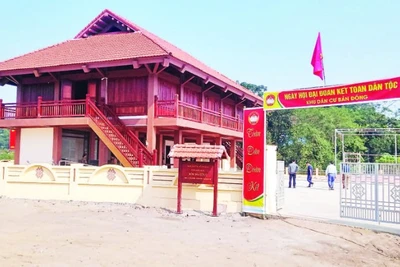 Nhà văn hóa xóm Bản Đông, xã Hợp Thành được xây dựng với kiến trúc của dân tộc Tày đã khơi dậy các hoạt động văn hóa truyền thống ở địa phương.