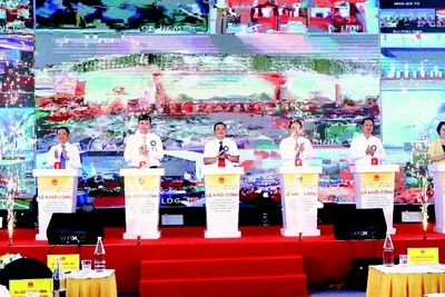 Lễ khởi công dự án xây dựng tuyến đường kết nối di sản văn hóa, du lịch và phát triển kinh tế dọc sông Hồng.
