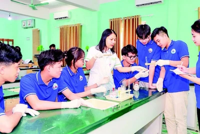 Giờ thí nghiệm của học sinh Trường THPT Kim Ngọc, phường Vĩnh Yên, tỉnh Phú Thọ.