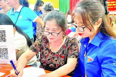 Đoàn viên thanh niên hỗ trợ, hướng dẫn người dân thực hiện thủ tục hành chính tại Trung tâm Phục vụ hành chính công phường Đức Xuân.