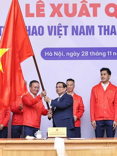 Thủ tướng Phạm Minh Chính trao cờ cho Đoàn thể thao Việt Nam tham dự SEA Games 33.