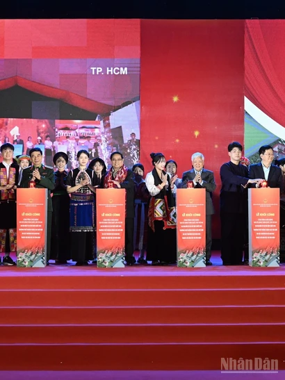 Thủ tướng Phạm Minh Chính và các đồng chí lãnh đạo Đảng, Nhà nước thực hiện nghi thức khởi công.