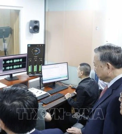 Tổng Bí thư Tô Lâm thăm nơi làm việc của cán bộ, phóng viên Đài Tiếng nói Việt Nam. (Ảnh: Thống Nhất/TTXVN)