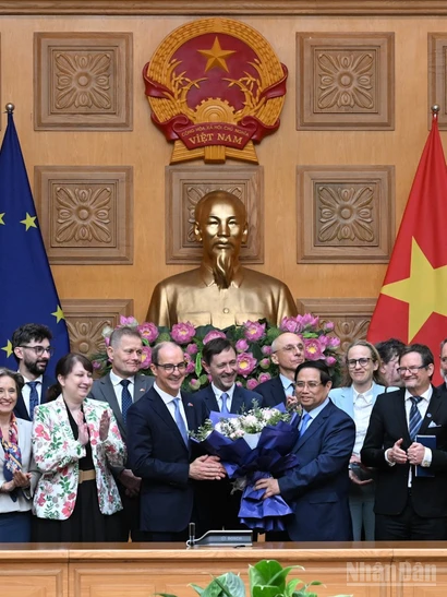 Thủ tướng Phạm Minh Chính với đại diện Phái đoàn Liên minh châu Âu tại Việt Nam và Đại sứ các nước thành viên EU tại Việt Nam.