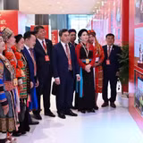 Các đại biểu tham quan trưng bày bên lề Đại hội đại biểu toàn quốc Mặt trận Tổ quốc Việt Nam lần thứ XI (Ảnh: THỦY NGUYÊN)