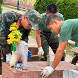 Trung tá Nguyễn Văn Ngọc, Phòng Chính trị Bộ Chỉ huy quân sự tỉnh Điện Biên cùng các chiến sĩ miết từng mạch vữa trên bề mặt mộ liệt sĩ để hoàn nguyên các phần mộ tại Nghĩa trang liệt sĩ Tông Khao