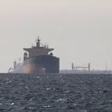 Tàu thuyền vận chuyển trên eo biển Hormuz. (Ảnh: THX/TTXVN) 