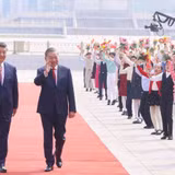 Sáng 15/4/2026, tại Đại lễ đường Nhân dân ở thủ đô Bắc Kinh, Tổng Bí thư, Chủ tịch Trung Quốc Tập Cận Bình và Phu nhân chủ trì Lễ đón trọng thể Tổng Bí thư, Chủ tịch nước Tô Lâm và Phu nhân thăm cấp Nhà nước đến Trung Quốc theo nghi thức cao nhất dành cho nguyên thủ quốc gia. (Ảnh: TTXVN)
