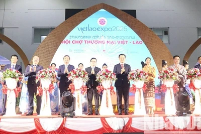 Các đại biểu cắt băng khai mạc Hội chợ thương mại Việt-Lào năm 2025. (Ảnh: HẢI TIẾN)