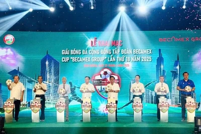 Các đại biểu thực hiện nghi thức khai mạc giải bóng đá.