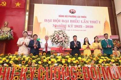 Đồng chí Nguyễn Văn Lợi, Ủy viên Trung ương Đảng, Trưởng Đoàn đại biểu Quốc hội Thành phố Hồ Chí Minh (thứ ba từ trái sang) tặng hoa chúc mừng đại hội.