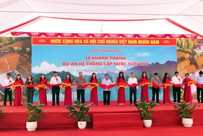 Các đồng chí lãnh đạo tỉnh Tuyên Quang cắt băng khánh thành dự án hệ thống cấp nước suối Sửu.